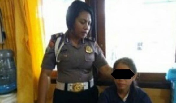 perempuan menghina polisi